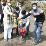 मप्र : मुख्यमंत्री चौहान ने स्मार्ट उद्यान में रोपा मौलश्री और बीजा का पौधा